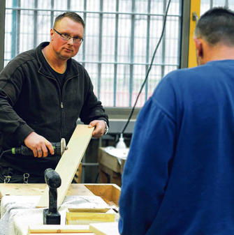 Arbeiten in der Tischlerei Foto: © Alexander Müller, 2015 Arbeiten in der Tischlerei