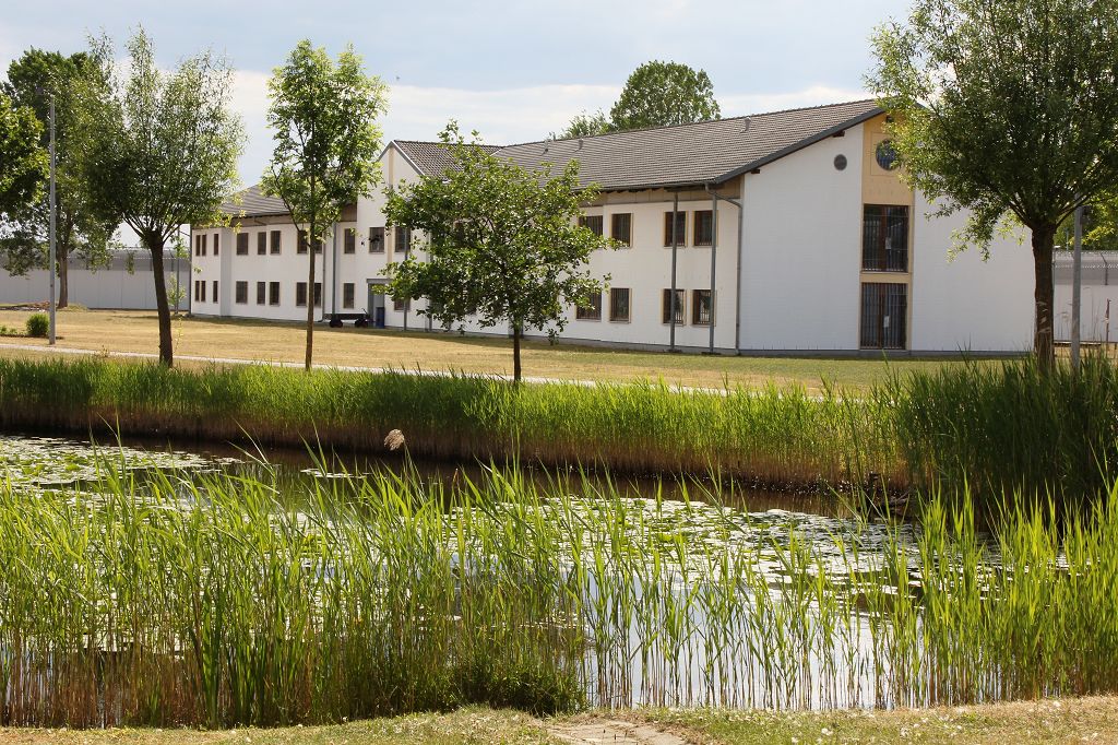 Ansicht Teich und Therapiehaus 2.JPG