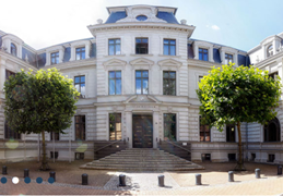 Justizministerium_Schwerin_Eingangsbereich.bmp (Externer Link: Justizministerium Mecklenburg - Vorpommern)