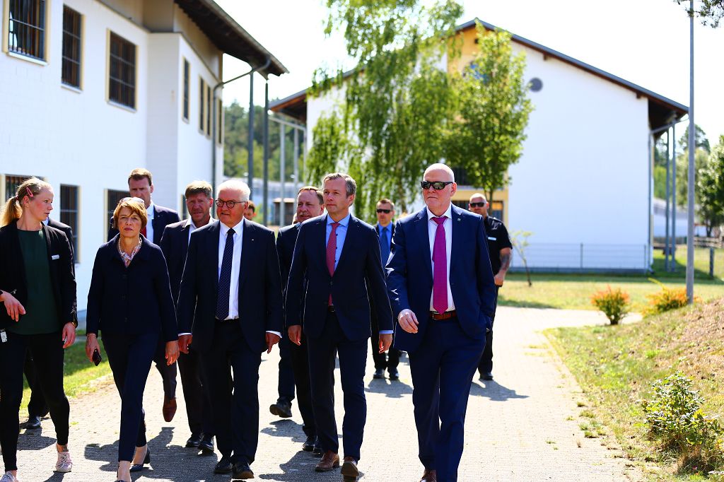 Bundespräsident Steinmeier auf seinem Rundgang durch die JVA Neustrelitz.JPG