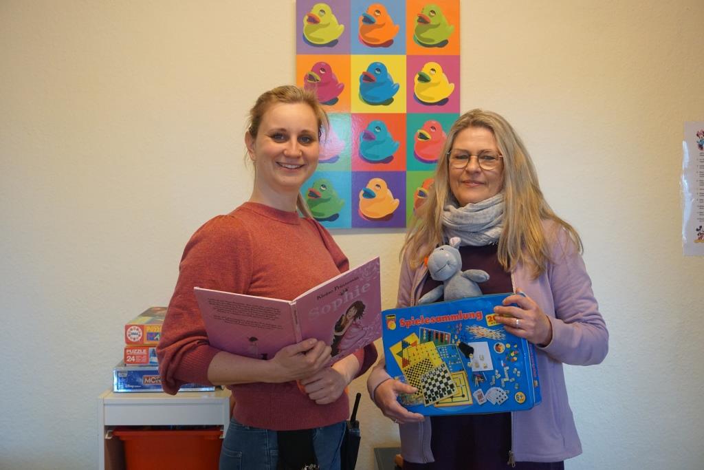 Frau Schult (Familienbeauftragte der JVA Bützow) und Frau Schacht (Diakonie Güstrow)