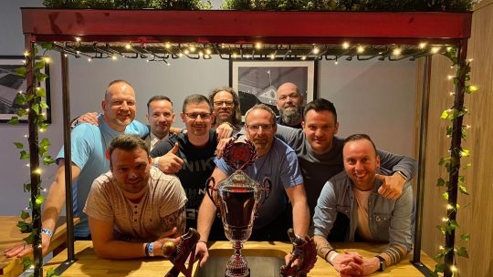 Team "Mecklenburg Dreibergen" mit dem Europameister-Pokal