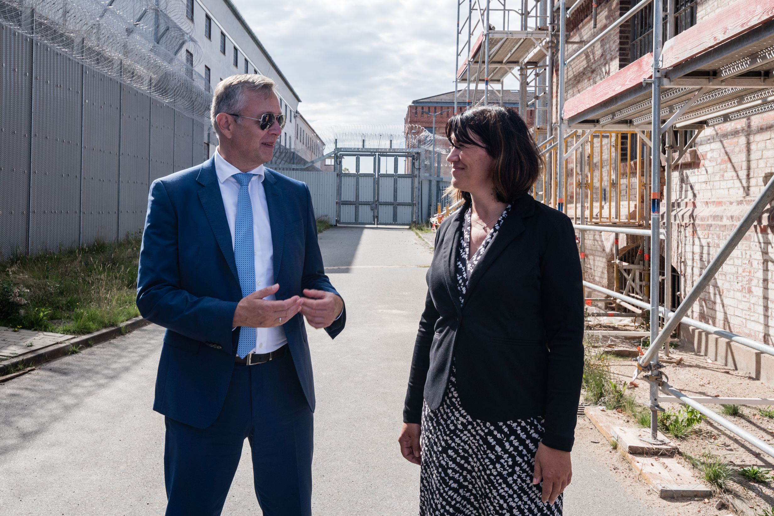 Finanzminister Dr. Heiko Geue und Justizministerin Jaqueline Bernhardt vor dem Hafthaus B