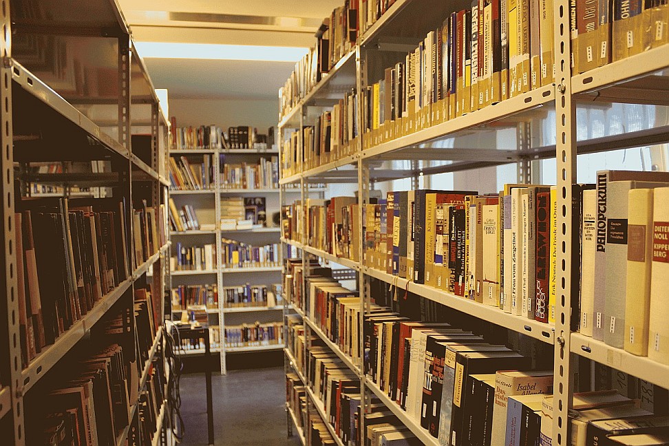 Zwischen den Bücherregalen der Anstaltsbücherei
