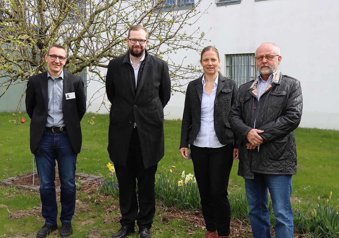 Die Mitglieder des Anstaltsbeirates stehen auf dem Innenhof der JVA Stralsund.