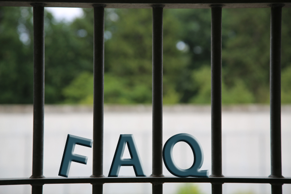 Buchstabe F A Q in einem Gitter stehend (Interner Link: Unsere Antworten im Überblick)