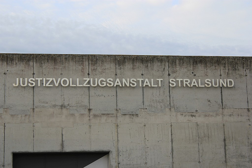 Schriftzug JVA Stralsund an der Anstaltsmauer (Interner Link: mehr über die Behörde erfahren...)