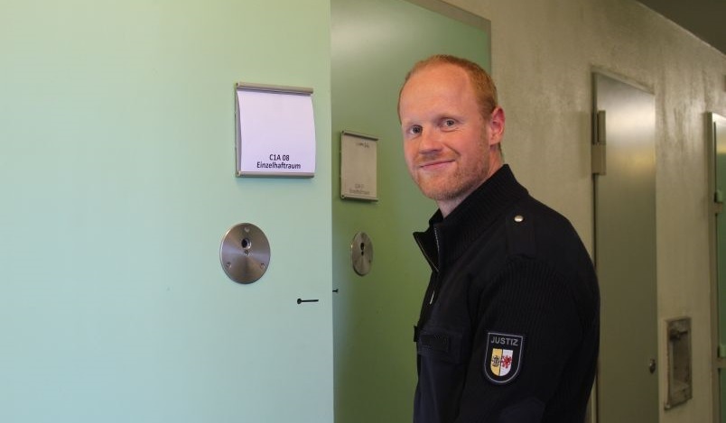 Justizvollzugsbeamter im Stationsdienst Foto: © JVA Stralsund Justizvollzugsbeamter im Stationsdienst