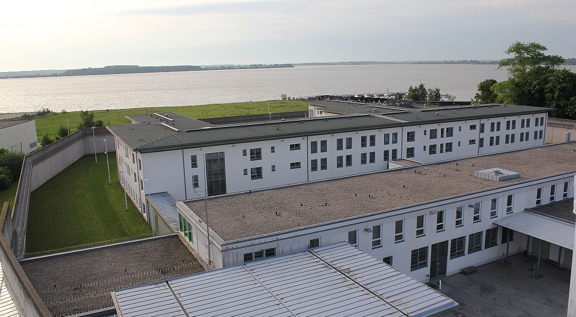 JVA Stralsund mit Blick auf den Strelasund