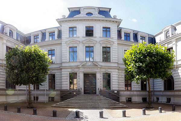 Ansicht des Eingangsportals des Justizministeriums M-V